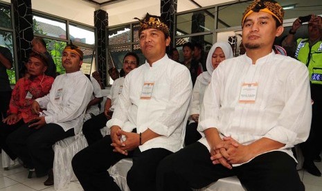  Dadang Naser (kiri ke dua) bersama pasangannya Gungun Gunawan (kiri) mendaftarkan diri sebagai bakal calon Bupati Kabupaten Bandung dan bakal calon wakil bupati Bandung periode 2015-2019 ke KPU Kabupaten Bandung, Senin (27/7).  (foto : Septianjar Muharam)