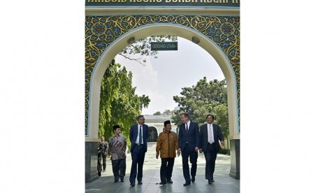 PM Inggris David Cameron (kedua kanan) didampingi Ketua Pengurus Masjid Agung Sunda Kelapa Aksa Mahmud (tengah) saat mengunjungi Masjid Agung Sunda Kelapa, Jakarta, Selasa (28/7). (Antara/Yudhi Mahatma)