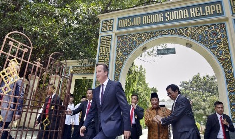  Perdana Menteri Inggris David Cameron (tengah) didampingi   Ketua Pengurus Masjid Agung Sunda Kelapa Aksa Mahmud (ketiga kanan) berjalan keluar seusai mengunjungi Masjid Agung Sunda Kelapa, Jakarta, Selasa (28/7).  (Antara/Yudhi Mahatma)