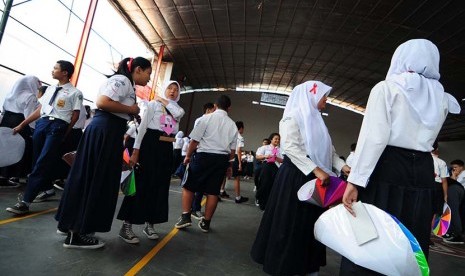  Sejumlah siswa mengikuti masa orientasi peserta didik baru tahun ajaran 2015-2016 di SMA Negeri 9 Kota Bandung, Selasa (28/7).  (foto : Septianjar Muharam)