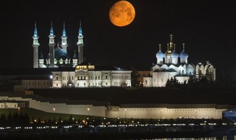  Bulan purnama penuh tampak di atas masjid Qol Sharif di Kazan Kremlin, ibukota Tatarstan , yang terletak di Sungai Volga Rusia 700 km timur Moskow , Rabu (29/7).    (AP/Denis Tyrin) 