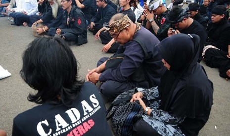   Sejumlah massa melakukan aksi tolak pengairan waduk jatigede, di depan Gedung Sate, Kota Bandung, Kamis (30/7).   (foto : Septianjar Muharam)