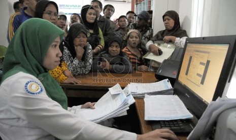 Sejumlah warga antre mendaftar sebagai peserta BPJS Kesehatan di Kantor Pelayanan Askes Sukmajaya, Depok, Jabar.