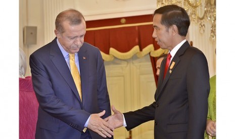   Presiden Joko Widodo (kanan) berjabat tangan dengan Presiden Turki Recep Tayyib Erdogan (kiri) saat kunjungan kenegaraan di Istana Merdeka, Jakarta, Jumat (31/7).   (Antara/Yudhi Mahatma)