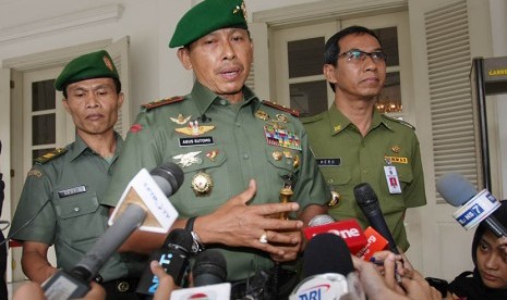 Mayjen TNI Agus Sutomo (tengah).