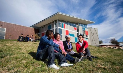 Mahasiswa internasional di Universitas Canberra (supplied) dam Sedara Peou.  (foto : AustraliaPlus)