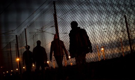  Ribuan migran berusaha menyeberang secara ilegal ke Inggris, di Prancis utara, Calais, Senin (3/8).  (AP/Emilio Morenatti)