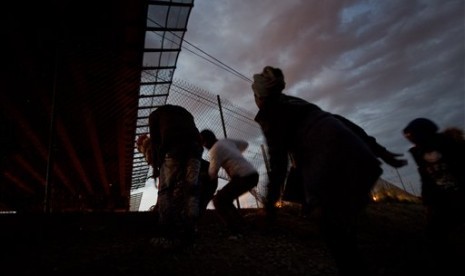  Ribuan migran berusaha menyeberang secara ilegal ke Inggris, di Prancis utara, Calais, Senin (3/8).  (AP/Emilio Morenatti)