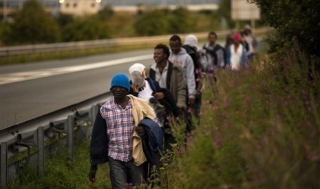  Ribuan migran berusaha menyeberang secara ilegal ke Inggris, di Prancis utara, Calais, Senin (3/8).  (AP/Emilio Morenatti)