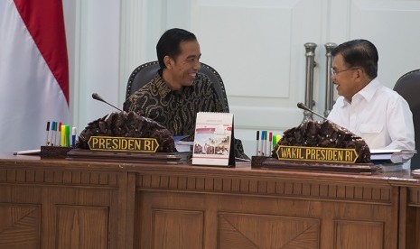  Presiden Joko Widodo (kiri) berbincang dengan Wapres Jusuf Kalla (kanan) sebelum memimpin sidang kabinet paripurna di Kantor Kepresidenan, Jakarta, Selasa (4/8).  (Antara/Widodo S. Jusuf)