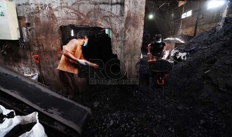  Dua pekerja memilah batubara untuk membuat briket batubara di  lingkungan balai pengembangan perindustrian sub unit pengembangan IKM logam, Gedebage, Kota Bandung, Kamis (6/8).   (foto : Septianjar Muharam)