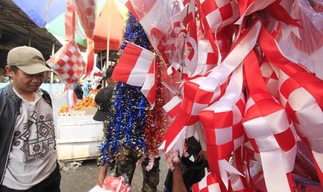 Pedagang bendera merah putih dan pernak-pernik HUT RI. Ilustrasi.