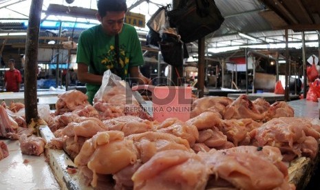 Pedagang ayam memotong ayam di salah satu lapak penjualan ayam potong di Pasar Senen, Jakarta, Selasa (11/8).   (Republika/Agung Supriyanto)