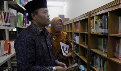  Wakil Ketua MPR RI Hidayat Nur Wahid  didampingi Kepala Sekolah MAN 4 Jakarta, Nurlaelah meninjau Perputakaan MAN 4 Jakarta, Kamis (13/8).  (dok. MPR RI)