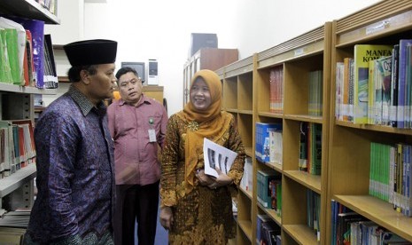  Wakil Ketua MPR RI Hidayat Nur Wahid  didampingi Kepala Sekolah MAN 4 Jakarta, Nurlaelah meninjau Perputakaan MAN 4 Jakarta, Kamis (13/8).  (dok. MPR RI)