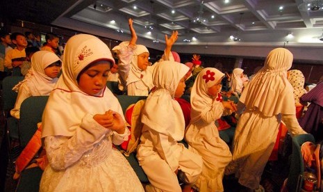  Sejumlah anak yatim dan duafa mengikuti kegiatan Big Thanks Bahagia Berbagi bersama Yatim Duafa, di Gedung Pos Indonesia, Jalan Banda, Kota Bandung, Sabtu (15/8).  (foto : Septianjar Muharam)