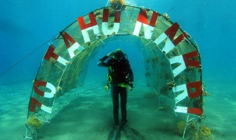  Suasana upacara peringatan HUT ke-70 Kemerdekaan RI di  bawah laut di Pantai Malalayang, Manado, Sulawesi Utara, Senin (17/8).    (Antara/Fiqman Sunandar)