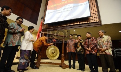 Ketua MPR Zulkifkli Hasan (keempat kiri) memukul gong di dampingi Presiden Ke-5 Indonesia Megawati Soekarnoputri, sebagai tanda dibukanya Seminar Nasional Kebangsaan di Kompleks Parlemen, Jakarta, Selasa (18/8).   (Republika/Raisan Al Farisi)