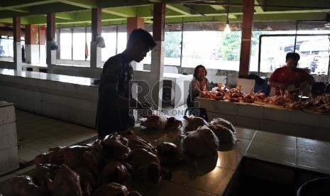 Pedagang sedang menjual ayam potong di pasar Kramat Jati, Jakarta, Kamis (20/8).   (Republika/Tahta Aidilla)