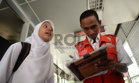 Siswa berada di Halte Bus TransJakarta Pasar Baru, Jakarta, Senin (24/8).   (Republika/Yasin Habibi)