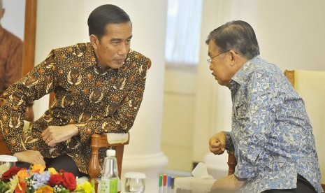 Presiden Joko Widodo (kiri) berdiskusi dengan Wapres Jusuf Kalla.