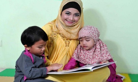 Ibu bersama anak laki-laki dan perempuannya (Ilustrasi). Pendidikan seksualitas perlu diberikan kepada anak sedini mungkin.