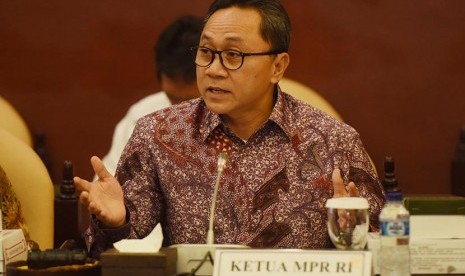 Ketua MPR Zulkifli Hasan memimpin rapat gabungan pimpinan Fraksi-Fraksi MPR dengan pimpinan kelompok DPD di Ruang GBHN, Kompleks Parlemen, Senayan, Jakarta, Rabu (26/8). (Antara/Akbar Nugraha Gumay)