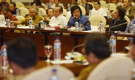 Menteri Lingkungan Hidup dan Kehutanan Siti Nurbaya mengikuti rapat kerja dengan Komisi IV DPR di Kompleks Parlemen, Senayan, Jakarta, Rabu (26/8).  (Antara/Akbar Nugroho Gumay)