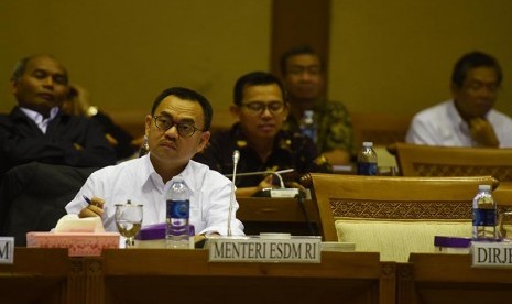 Menteri ESDM Sudirman Said mengikuti rapat kerja dengan Komisi VII di Kompleks Parlemen Senayan, Jakarta, Rabu (26/8).   (Antara/Akbar Nugroho Gumay)