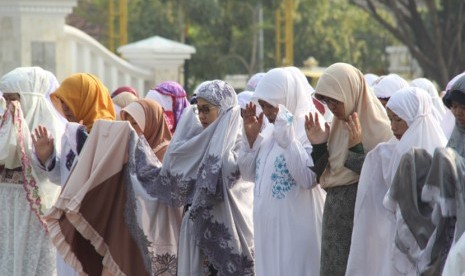 Bupati Indramayu Hj. Anna Sophanah bersama dengan ratusan anak yatim di Kabupaten Indramayu , Jumat (28/8), menggelar Sholat Istisqo.