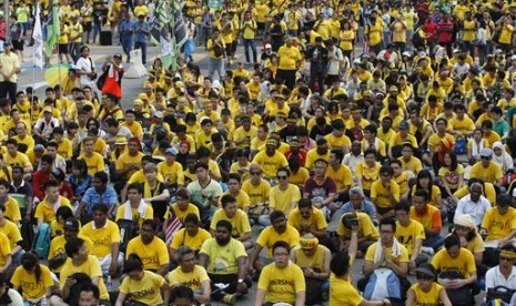  Puluhan ribu massa dari Koalisi BERSIH turun ke jalan raya di Kuala Lumpur, Ahad (30/8), mereka mendesak PM Najib Razak untuk mengundurkan diri.    (AP/Joshua Paul)