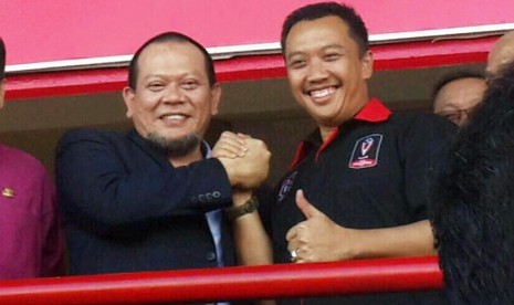 Ketua Umum PSSI La Nyalla Mahmud Mattalitti dan Menpora Imam Nahrawi berjabat tangan saat menghadiri pembukaan turnamen Piala Presiden, Ahad (30/8).