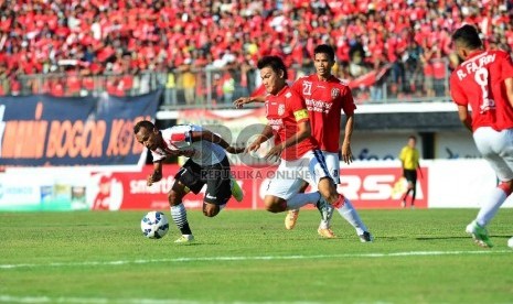  Pemain Persija, Nur Iskandar (kiri) menggiring bola melewati Pemain Bali United, Boby Satria (kanan) dalam pertandingan Persija melawan Bali United pada turnamen Piala Presiden di Stadion Kapten Dipta Gianyar, Bali, Ahad (30/8). 