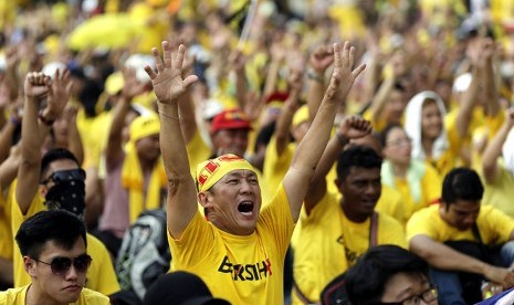 RIbuan warga Malaysia turun ke jalan kota Kuala Lumpur, mendesak PM Najib Razak mengundurkan diri dari jabatannya.  (EPA/Ritchie B. Tongo)