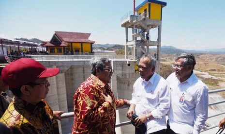 Menteri PU dan Perumahan Rakyat Basuki Hadimuljono (kedua kanan) berbincang dengan Gubernur Jawa Barat Ahmad Heryawan (kedua kiri), usai meresmikan Waduk Jatigede di Sumedang, Jawa Barat, Senin (31/8).  (Antara//Akbar Nugroho Gumay)