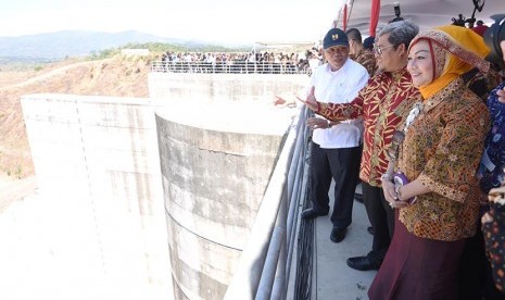  Peresmian sekaligus menandai dimulainya penggenangan awal Waduk Jatigede di Sumedang, Jawa Barat, Senin (31/8).    (Antara/Akbar Nugroho Gumay)