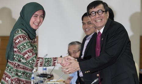  Menteri Hukum dan HAM Yasona Laoly (kanan) berjabat tangan dengan Ketua Pansus RUU Merek Desy Ratnasari (kiri) seusai mendengarkan pandangan Fraksi PAN terkait RUU Merek di Kompleks Parlemen Senayan, Jakarta, Senin (31/8).  (Antara/M Agung Rajasa)