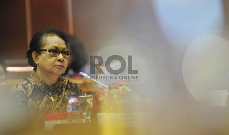 Menteri Pemberdayaan Perempuan dan Perlindungan Anak Yohana Yembise, saat rapat kerja dengan Komisi VIII DPR RI, di Kompleks Parlemen, Senayan, Jakarta, Senin (31/8).  (Republika/ Rakhmawaty La'lang)