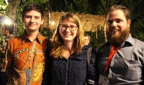 Thomas Brown (kanan) bersama rekan-rekannya sesama mahasiswa program ACICIS di Yogyakarta. (Foto: Nurina Savitri)  