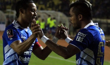  Pemain Persib Bandung Zulham Zamrun (kanan) dengan Atep melakukan selebrasi usai mencetak gol saat melawan Persiba Balikpapan pada laga penyisihan Grup A Piala Presiden. Zulham masuk nominasi pemain terbaik Piala Presiden. (foto : Septianjar Muharam