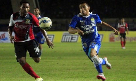  Pemain dari kesebelasan Persib Bandung Tantan (kanan) berebut bola dengan pemain Persiba Balik Papan M. Akbar Rizal L (kiri) pada laga penyisihan Grup A Piala Presiden 2015 di Stadion Si Jalak Harupat, Rabu (2/9) malam. (foto : Septianjar Muharam)