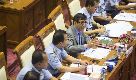   Menteri Hukum dan HAM Yasona Laoly (tengah) didampingi Dirjen Imigrasi Ronny F Sompie (ketiga kiri) menghadiri rapat kerja dengan Komisi III DPR di Kompleks Parlemen Senayan, Jakarta, Kamis (3/9). (Antara/M Agung Rajasa)