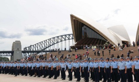 700 polwan berparade di Sydney memperingati 100 tahun kehadiran polwan di NSW. (ABC News: Nicole Chettle)  