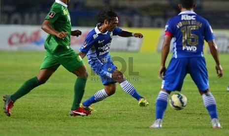   Gelandang Persib Bandung Hariono (tengah) foto : Septianjar Muharam