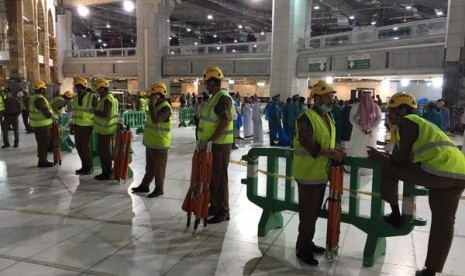 Polisi Arab Saudi berjaga di lokasi jatuhnya crane di area Masjidil Haram, Jumat (11/9).