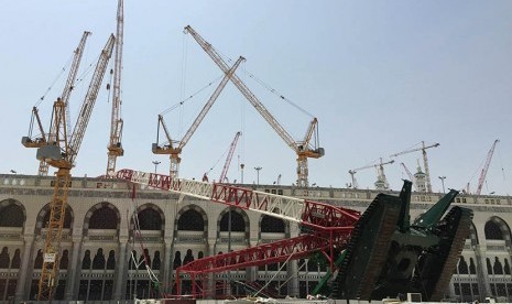  Crane proyek perluasan masjid yang jatuh di Masjidil Haram, Makkah, Sabtu (12/9).   (Reuters/Mohamed Al Hwaity)      