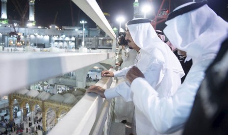 Raja Salman meninjau lokasi jatuhnya crane di Masjidil Haram, Makkah, Sabtu (12/9).   (Reuters/Bandar al-Jaloud/Saudi Royal Court)