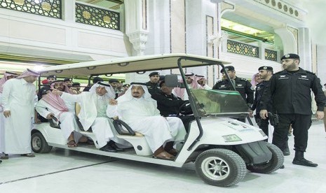 Raja Salman meninjau lokasi jatuhnya crane di Masjidil Haram, Makkah, Sabtu (12/9).   (Reuters/Bandar al-Jaloud/Saudi Royal Court)