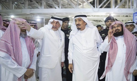 Raja Salman meninjau lokasi jatuhnya crane di Masjidil Haram, Makkah, Sabtu (12/9).   (Reuters/Bandar al-Jaloud/Saudi Royal Court)