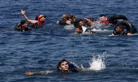 Para pengungsi berenang untuk mencapai pantai Pulau Lesbos, Yunani.